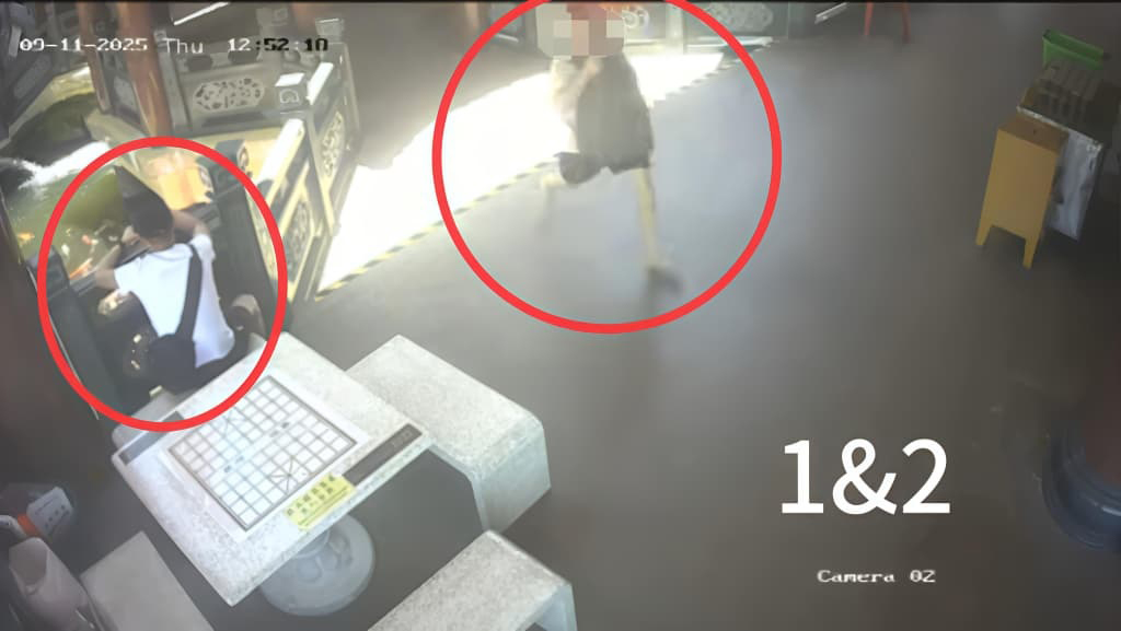 窃贼配合默契，左边的人负责喂鱼把风，右边的人发现自己“曝光”后快速奔跑，不忘示意同夥离开。（图取自北海新芭观音亭斗母宫面子书）