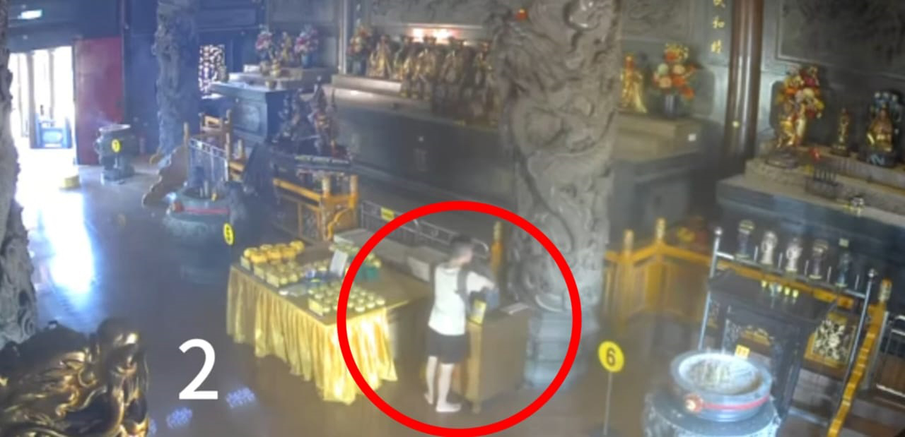 另一窃贼背着背包，到添油箱前干案，不知道的人以为他在掏钱。（取自北海新芭观音亭斗母宫面子书）