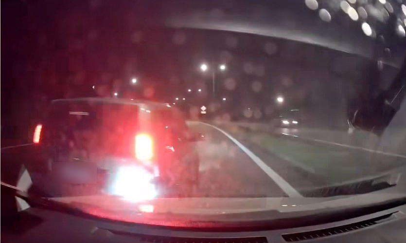 男子没有打方向灯就突然变道，结果撞上女事主的车。