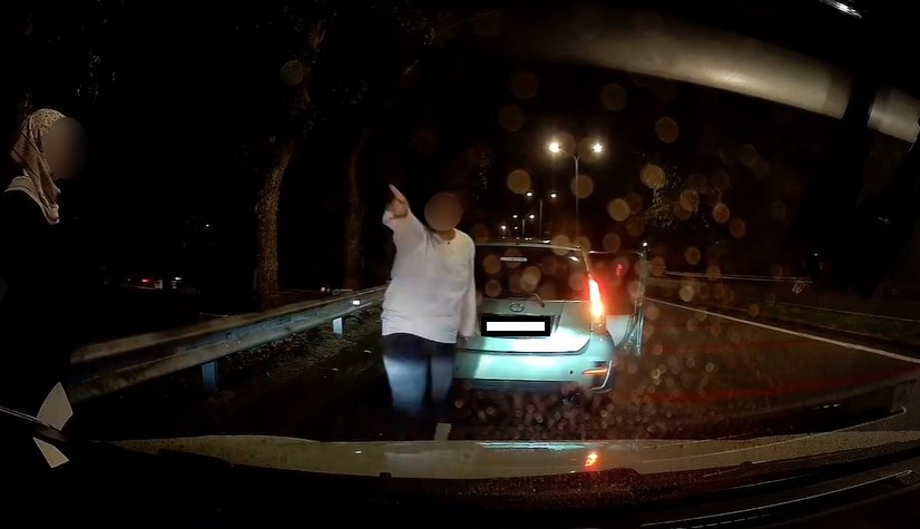 男子下车理论时不仅咄咄逼人，还企图对女事主动粗。