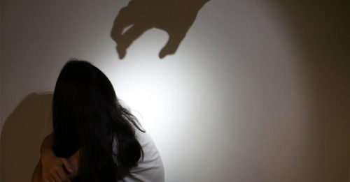 多次性侵亲生女儿 男称“一个巴掌拍不响”