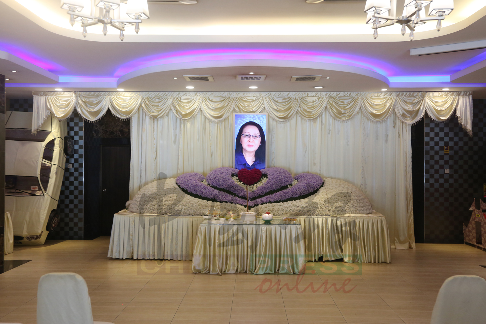 傅瑞桃灵堂以白色及紫色色调点缀，庄严肃穆。
