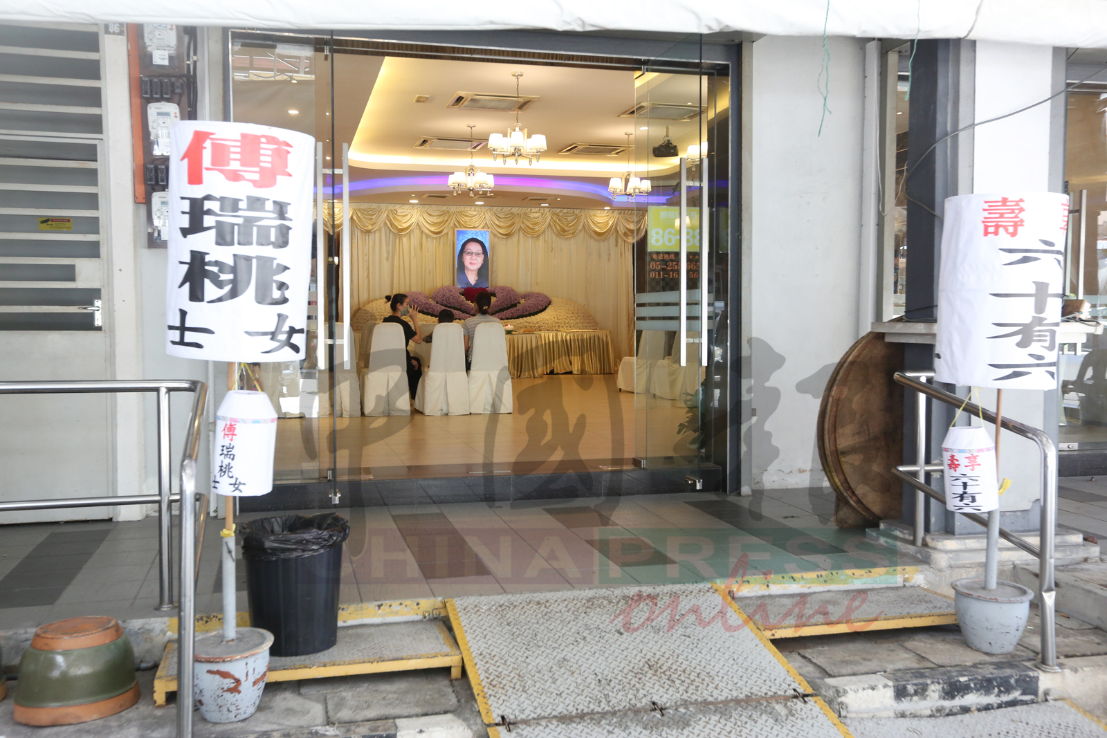 灵堂入口处，已立起了写有“傅瑞桃女士，享寿六十有六”的白灯笼。