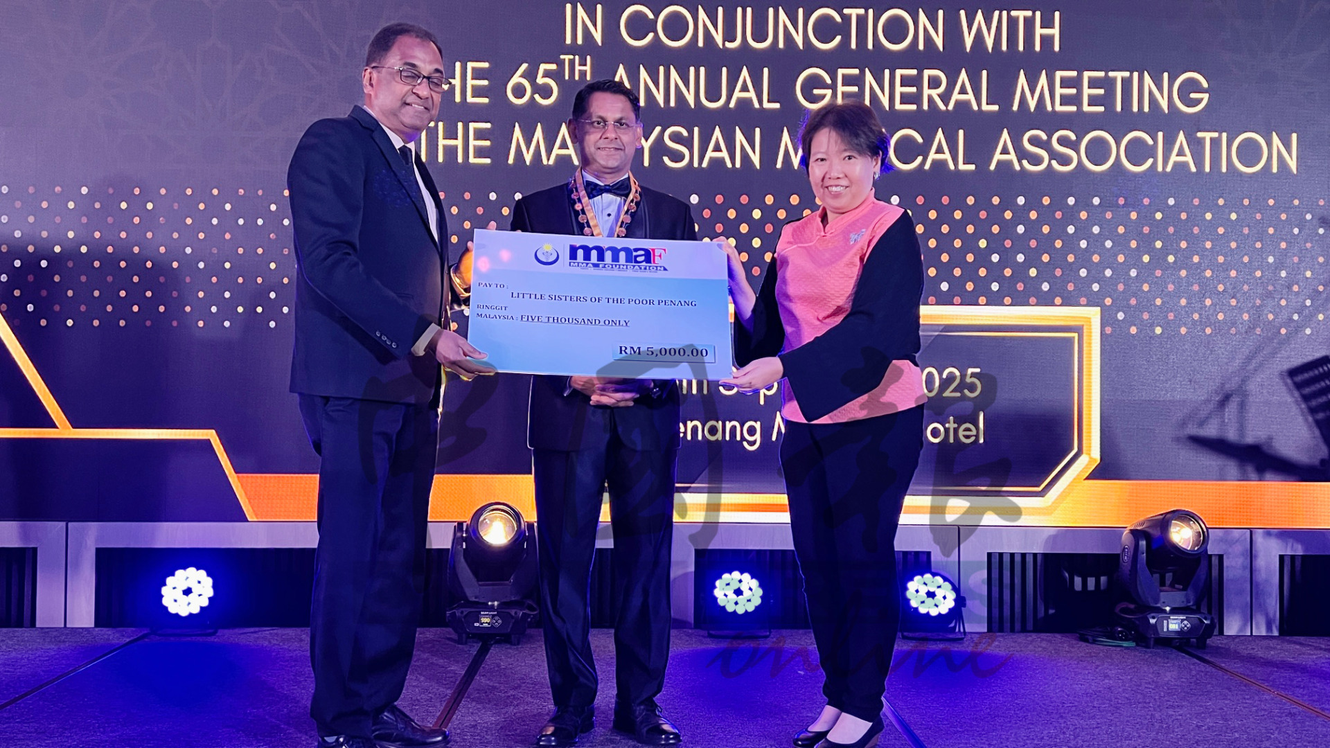 再也古马（左）移交模拟支票给安贫小姐妹安老院代表，阿拉苏（中）见证。