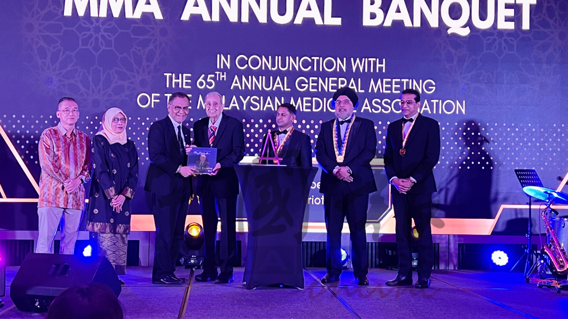 莱克拉杰兰帕教授（左4）赠送其自传新着给祖基菲里阿末（左3），阿拉苏（左5）陪同。