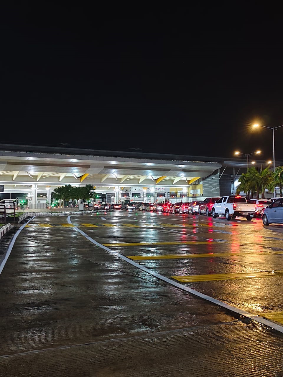 私家车出境通道面临严重拥堵。