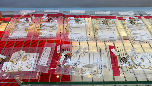 金店内的部分金饰。