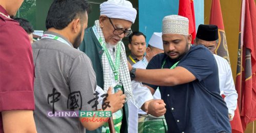 哈迪出场了！ 行动不便 需要搀扶