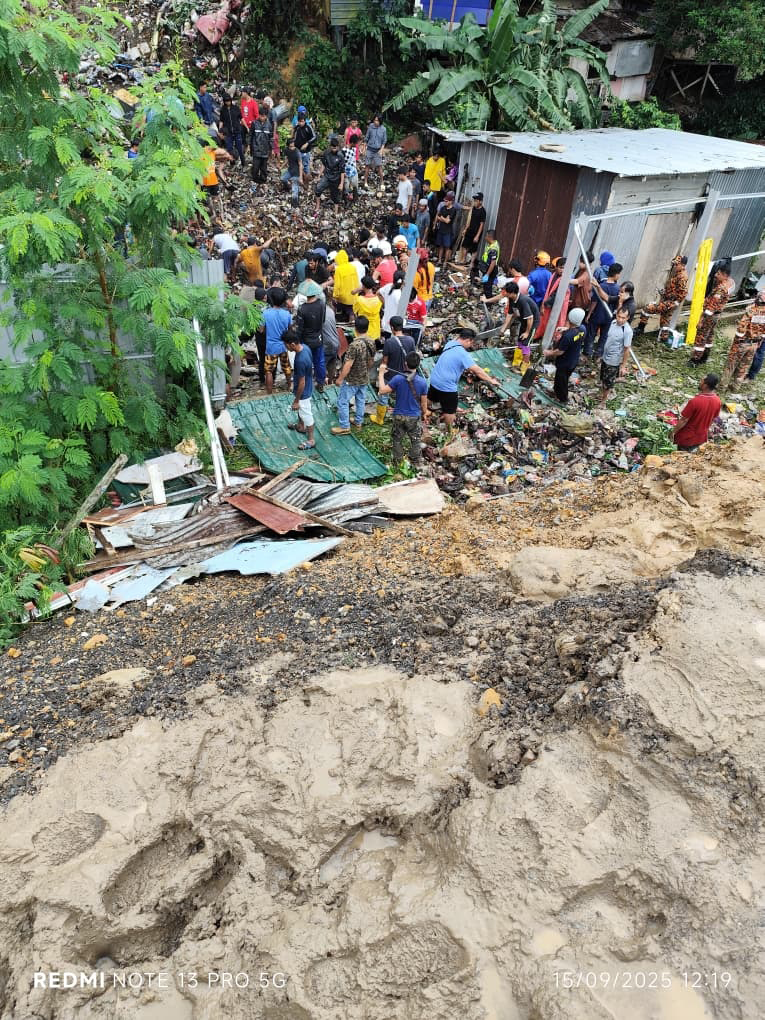 消拯员赶往现场展开救援行动。