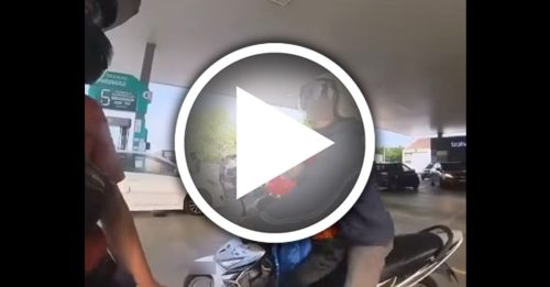 载孩子危骑被鸣笛 骑士竟停路中央骂人