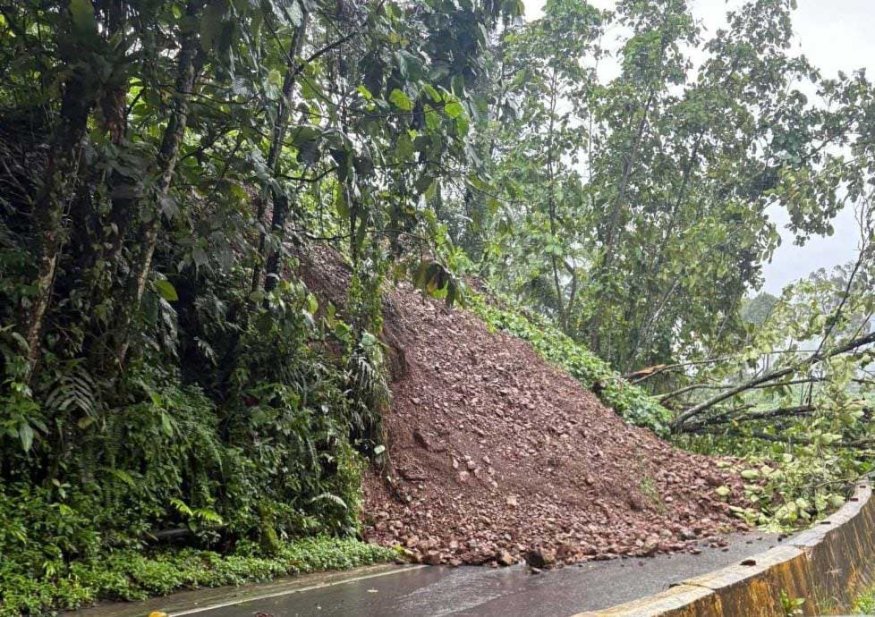 根地咬—金马利路沙巴公园办事处附近路段土崩。