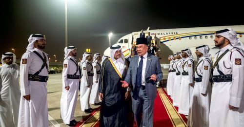 安华凌晨抵步卡塔尔