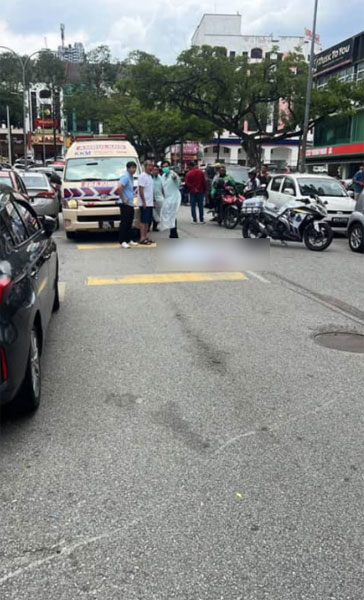 华裔女子在过马路时惨遭客货车撞击，当场毙命。