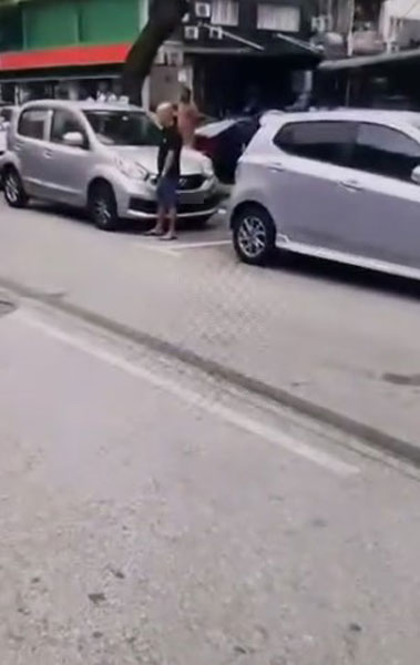 华裔女子被指惨遭客货车拖行逾10公尺，路上依稀可见拖行痕迹，场面触目惊心。