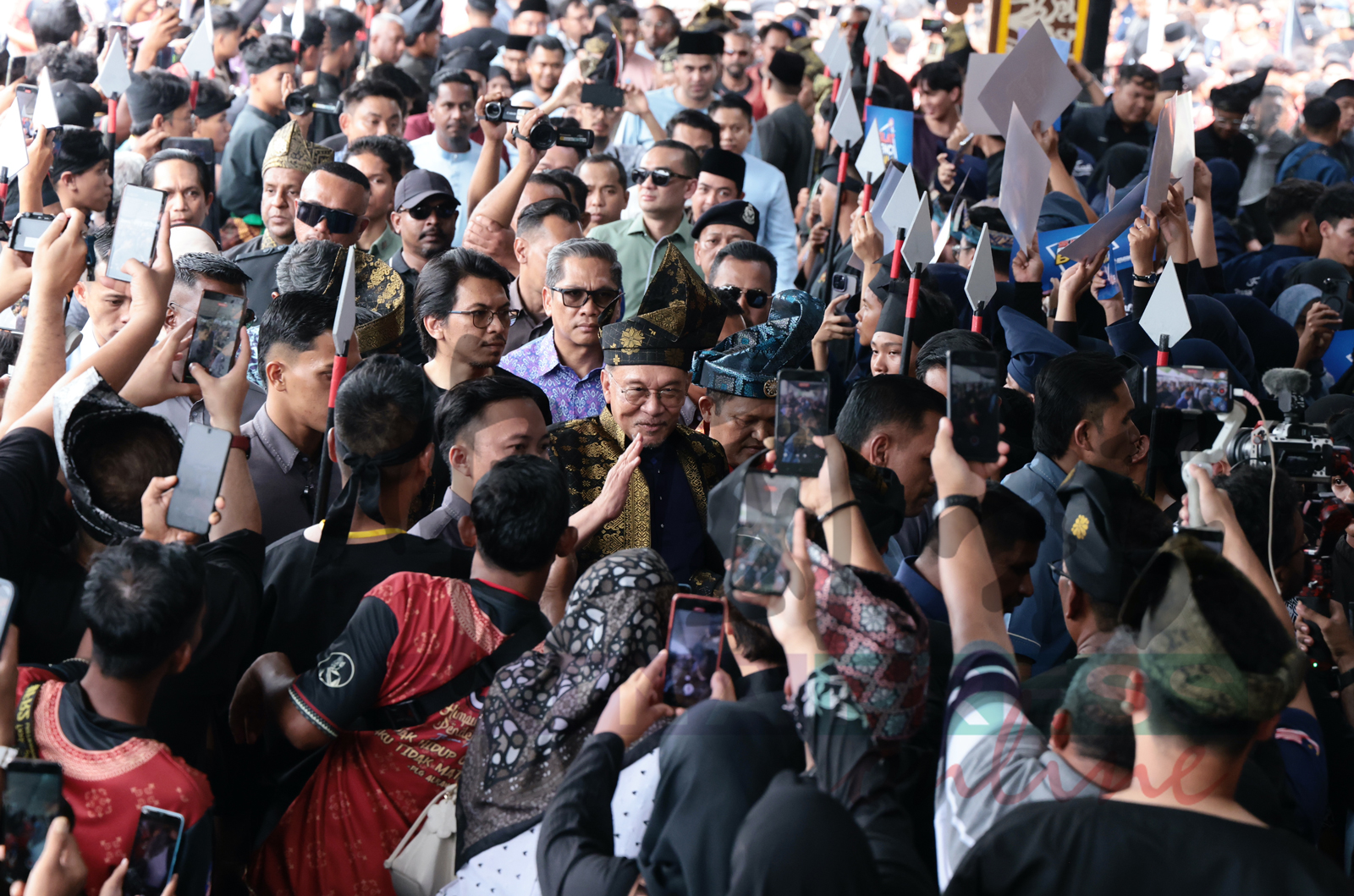 安华（中）在群众簇拥下进场，为昌明勇士大会开幕。