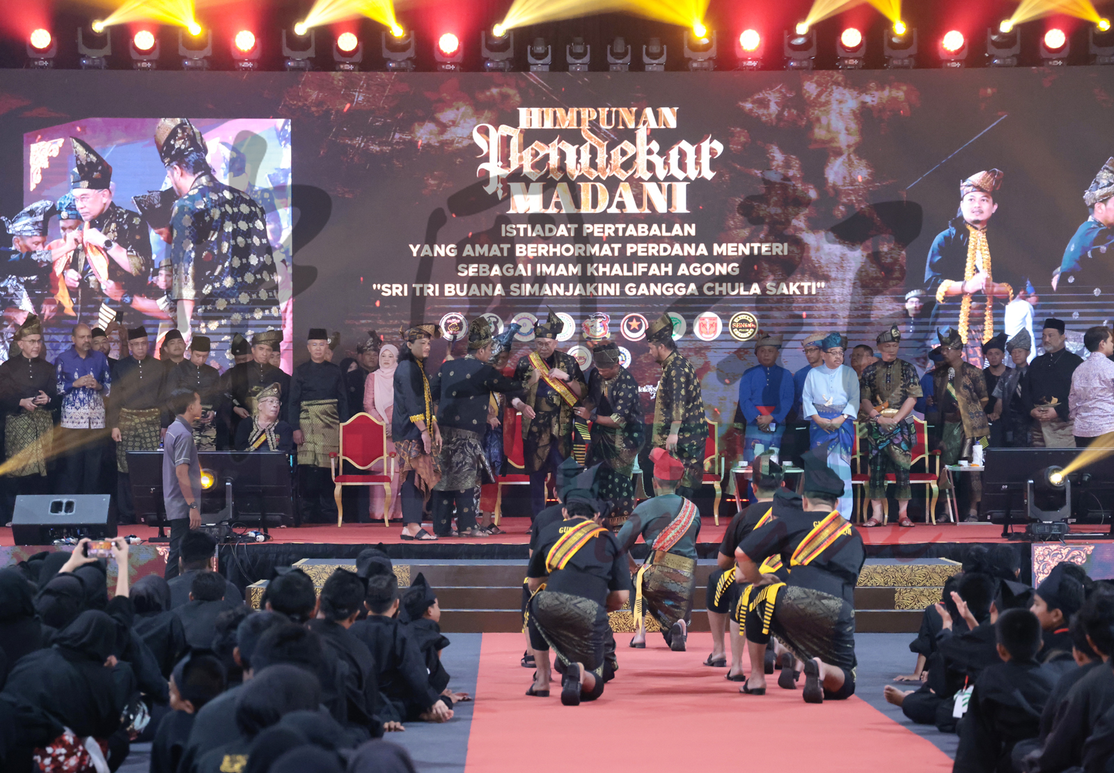 马来西亚马来武术协会代表为安华（中）加冕，佩戴伟大的宗教与政治领袖勋带。