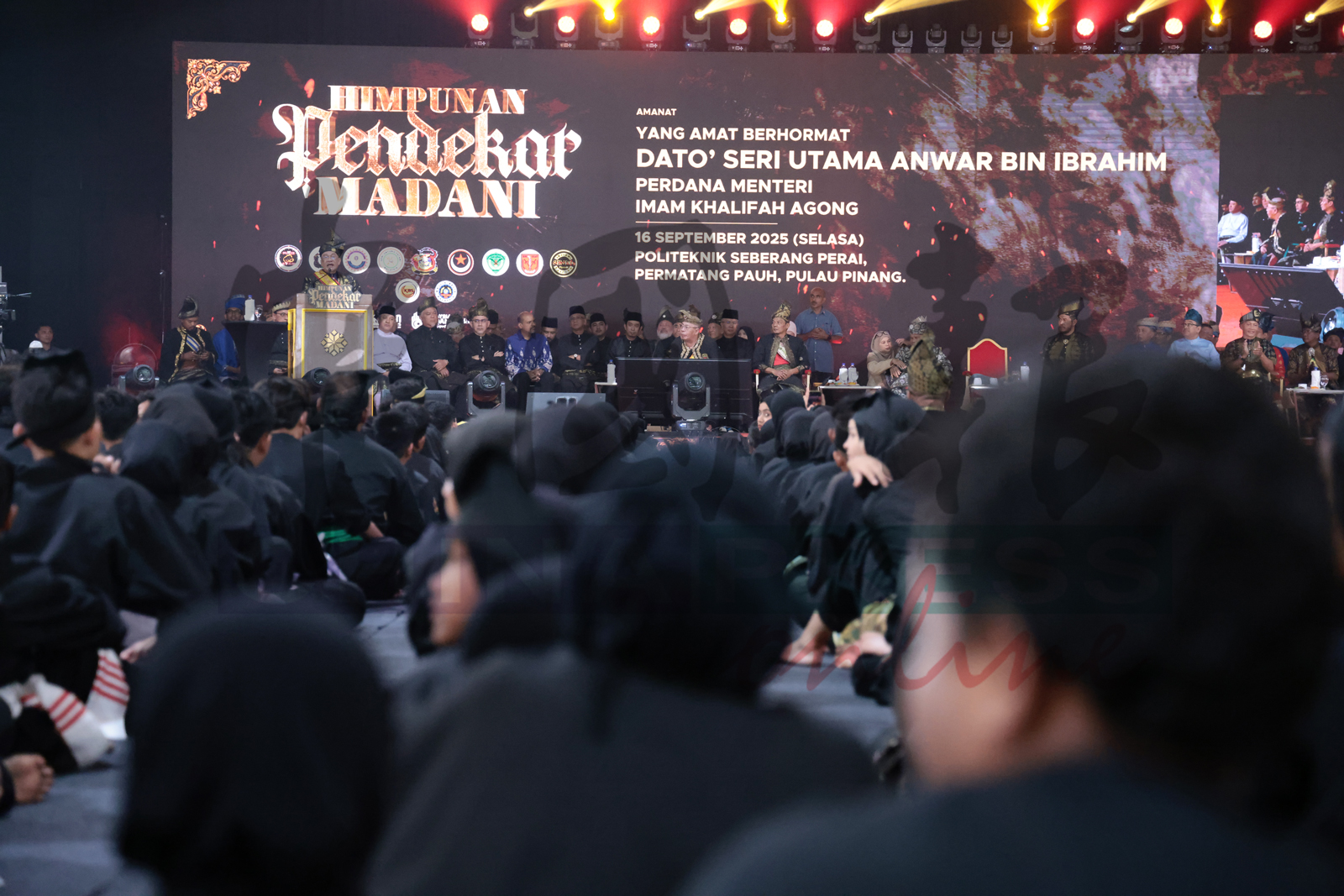 安华在全国各地马来武术团体聚集的昌明勇士大会致词。