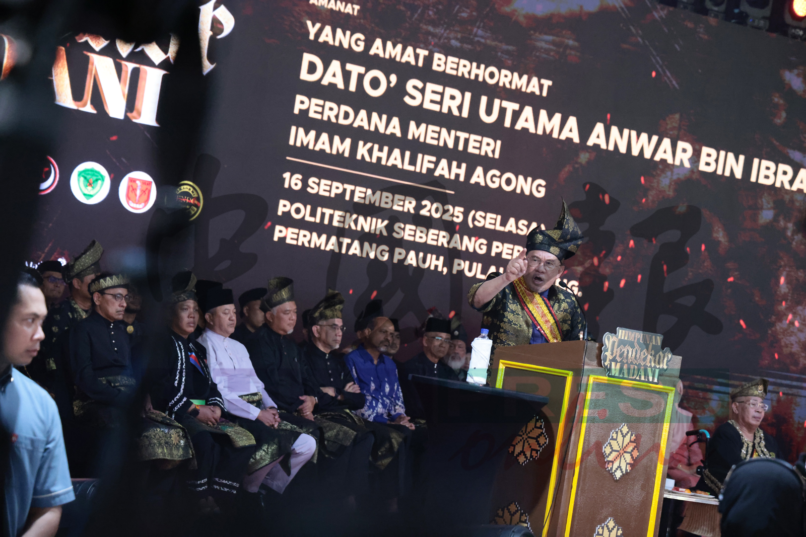 安华强调，只有自律、提高修养、坚守道德品格，才能塑造强大的马来民族。