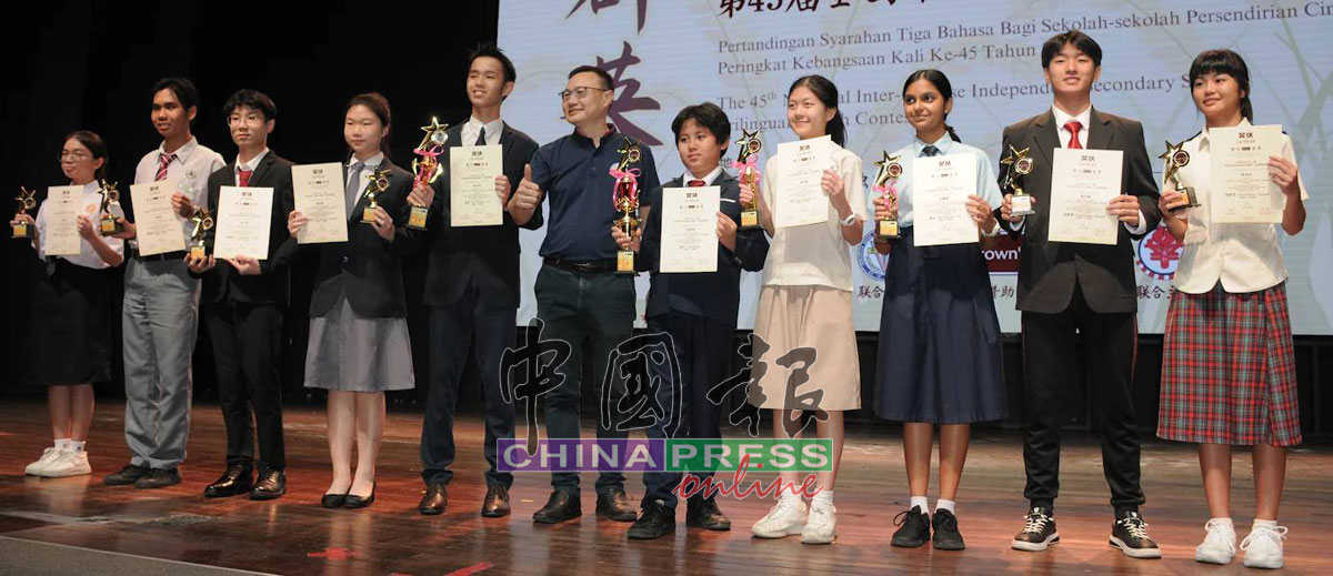 陈思喜（左6）主持颁奖给初中组国文演讲比赛全体得奖者。