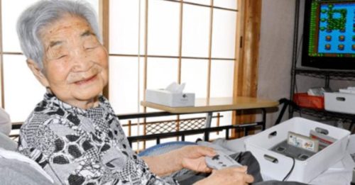 长寿秘诀曝光！百岁人瑞天天打电动