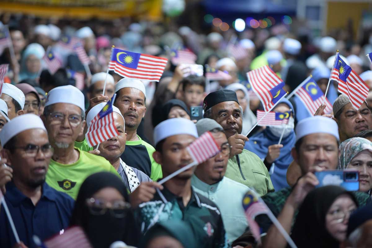 出席者挥舞手中的国旗。