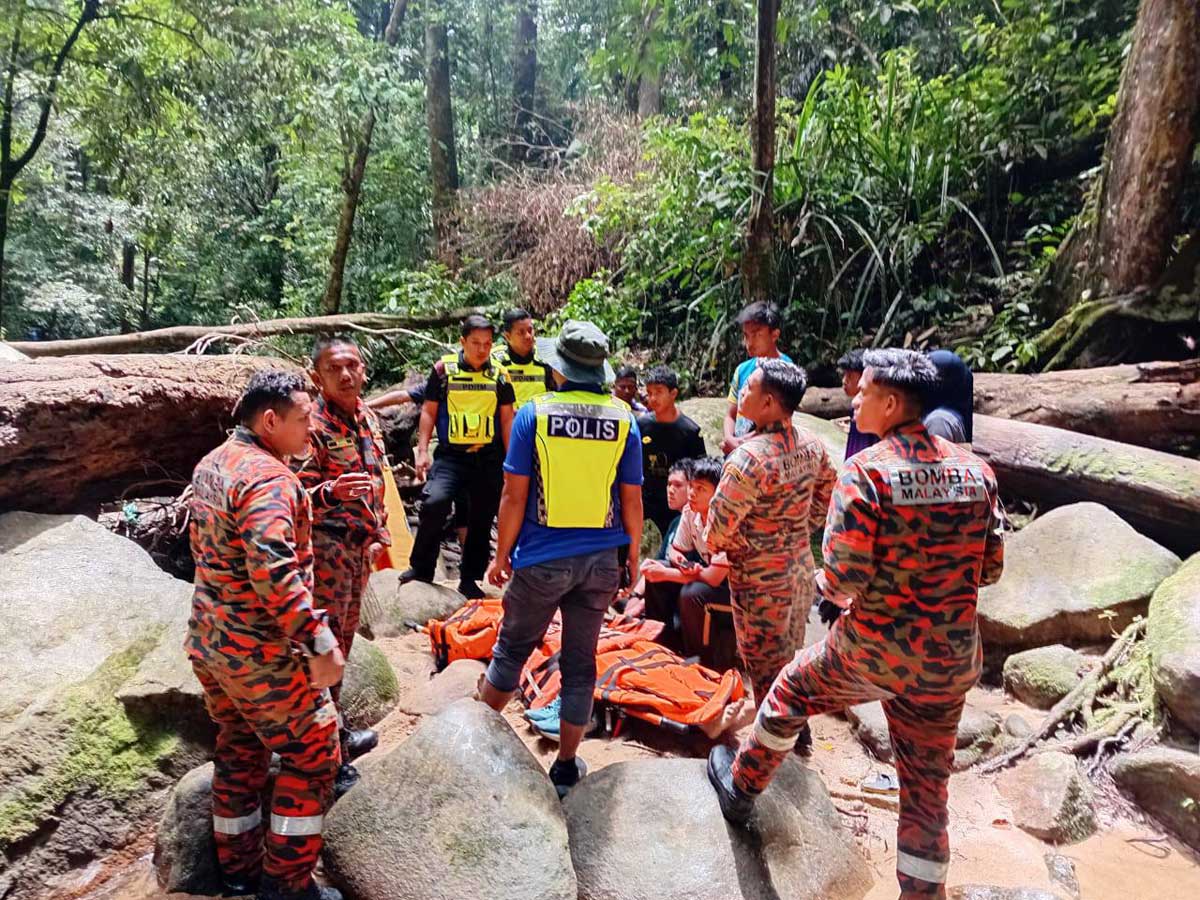 死者在约4公尺深的水区被民众救起后，被证实死亡。