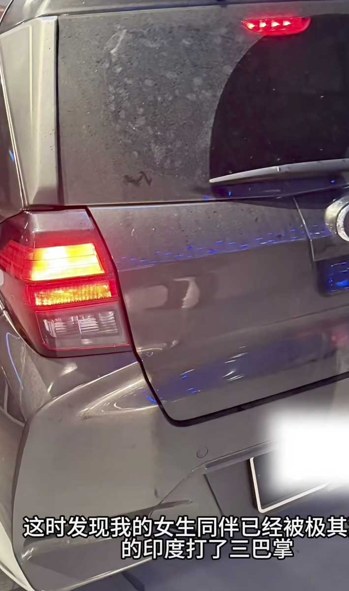 2名中国籍女游客声称被黑车司机勒索不果后，被限制人身自由，困在车内。