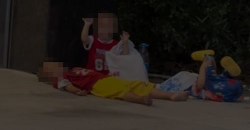 母离家 父跑“摩的” 放3幼童地铁站出口