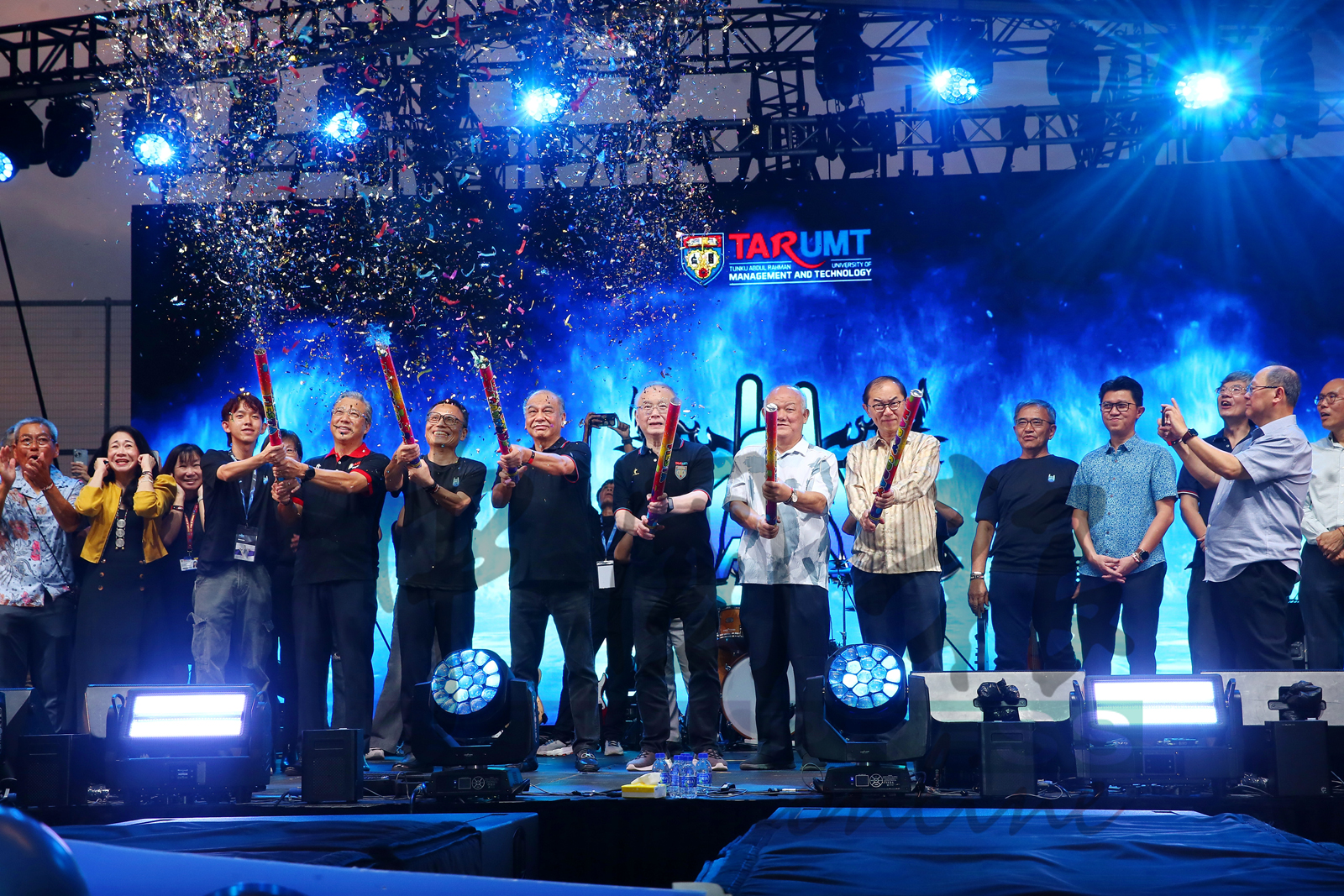 活动嘉宾曾德伟（左3起）、廖中莱、李仕伟、陈广才、魏家祥、姚长禄及马汉顺一起拉响礼炮，为活动解开序幕。