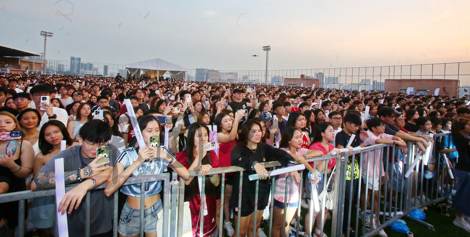 逾万名观众齐聚校园音乐节，展现高昂热情。