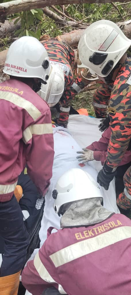 消拯员和志消队员将死者遗体移出，交给警方处理。