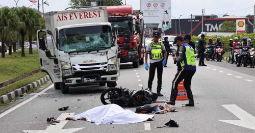 关丹4车连环撞！18岁大学生丧命