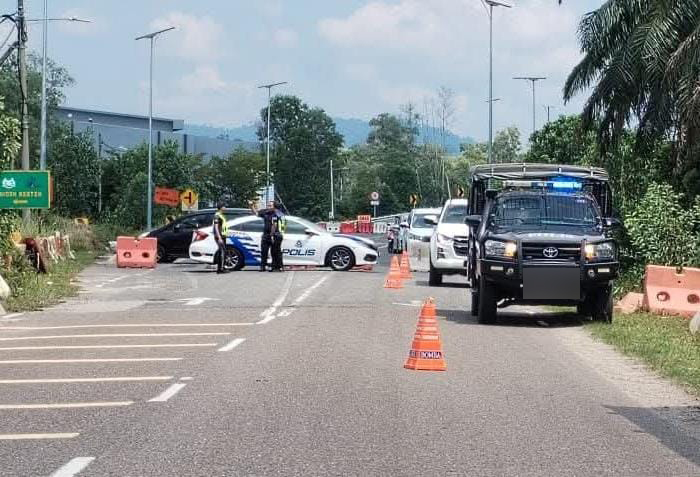 前方有易燃气外泄,警方全面封锁格底-拉君大路。