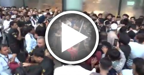 iPhone 17首卖失控 孟买门市爆冲突民众互殴