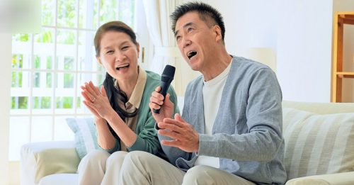 卡拉OK约起来！熟悉老歌唤回忆防失智 医揭：半个月就有用！