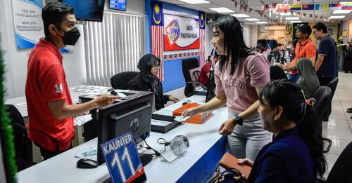 JPN柜台周末开放 民众8AM排队换大马卡