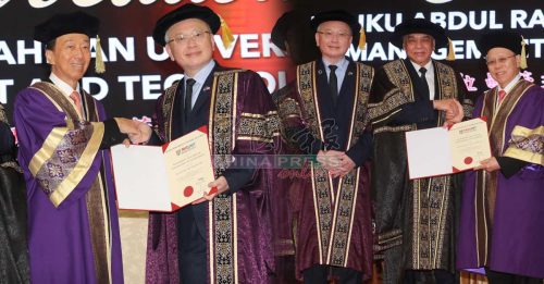 黄家定 郑亚历 获授拉曼理工荣誉博士