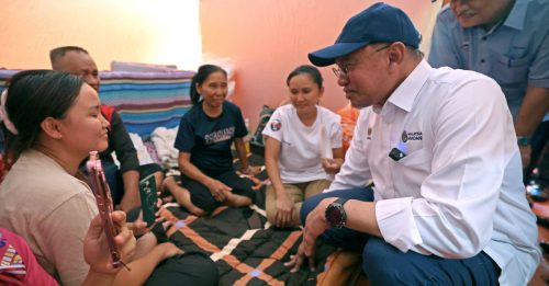 沙巴水灾土崩｜安华亲赴灾区 慰问灾民盼重建希望