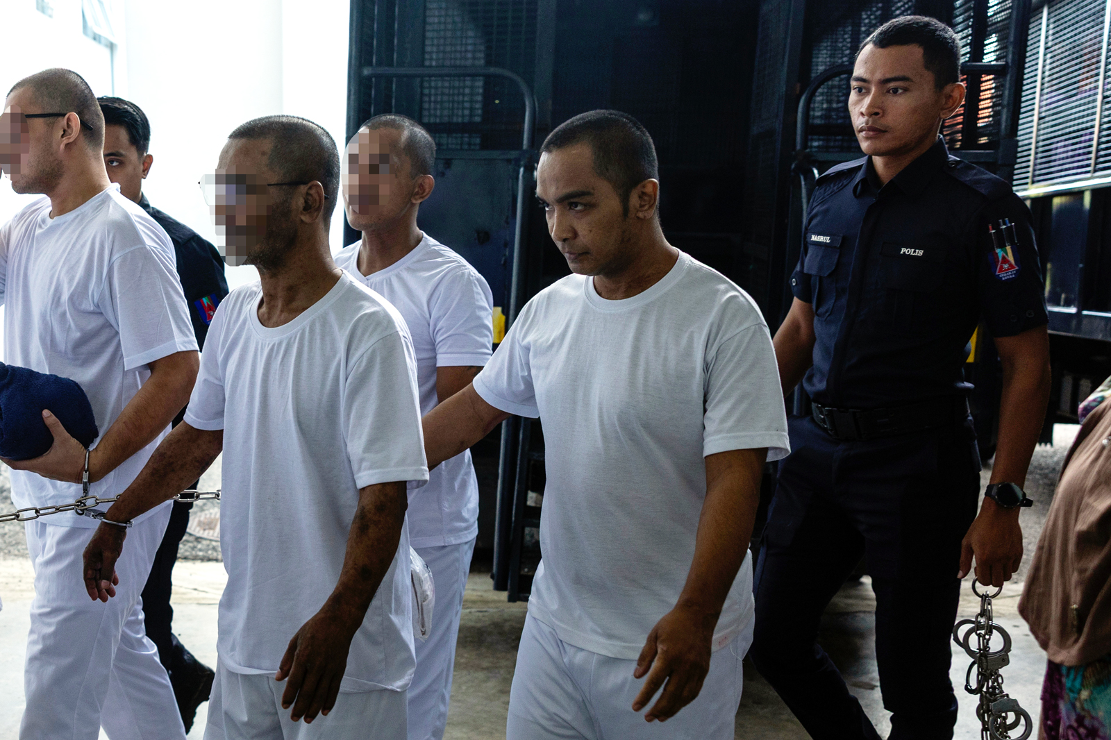 告莫哈末哈兹曼（前左2）无罪获释。