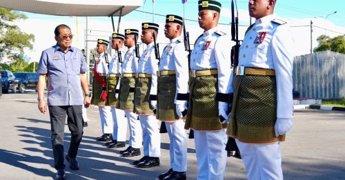 防长：政府有充分理由 取消4黑鹰UH-60A直升机 租赁合约