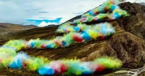 喜马拉雅山脉烟花秀引争议 蔡国强始祖鸟道歉