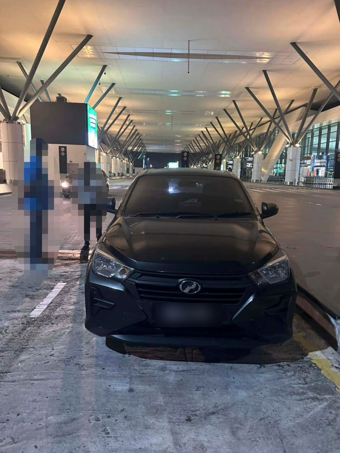 陆路交通局截停涉涉嫌勒索游客的黑心司机及其车辆。