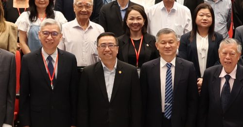 郑立慷世界华教论坛致辞 教育培养修养与价值观