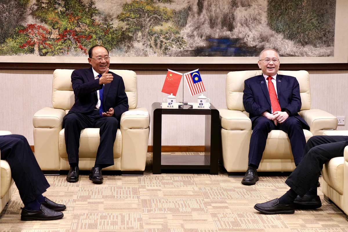 魏家祥（右）与田卫东一同与其他代表交流。