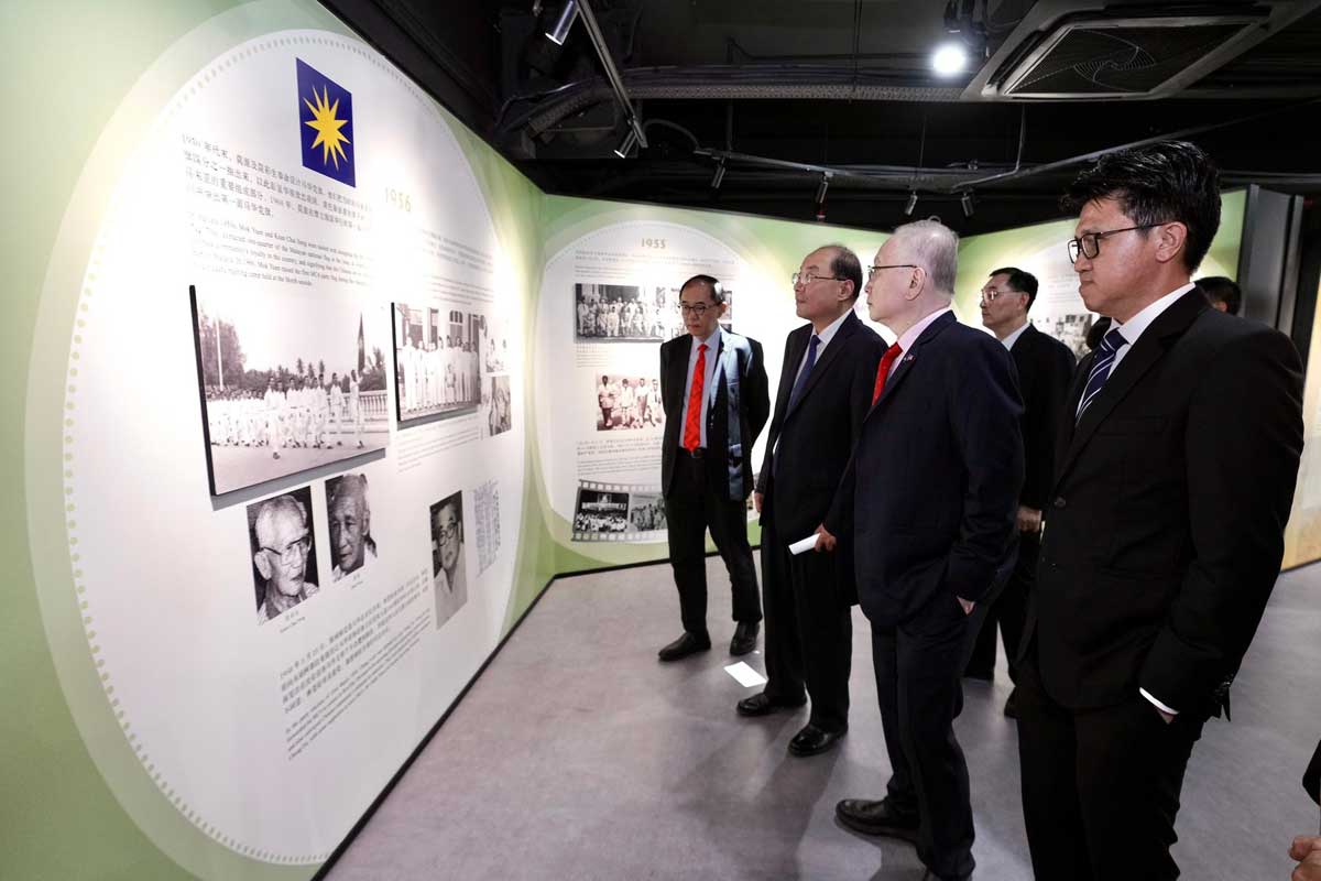 魏家祥（前排右2起）带领田卫东与山东德州代表一同参观马华公会历史走廊；前排左起为马汉顺和张盛闻。