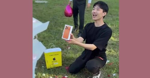 男子用iPhone 17求婚 发誓永远“爱冯诗琪”