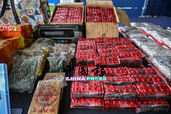 跨国贩毒集团通过海运把大批毒品运进大马，再进行包装和分销。