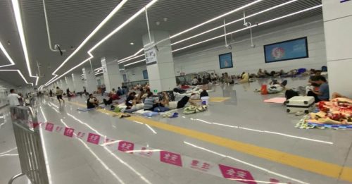 台风桦加沙逼近｜广东疏散104万人 深圳民众睡地铁站避难