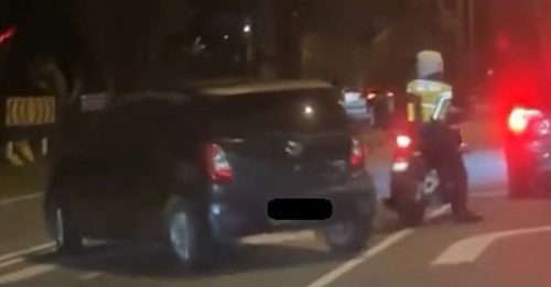 男女车内疑搞“大工程” 遇警盘查猛踩油门逃逸