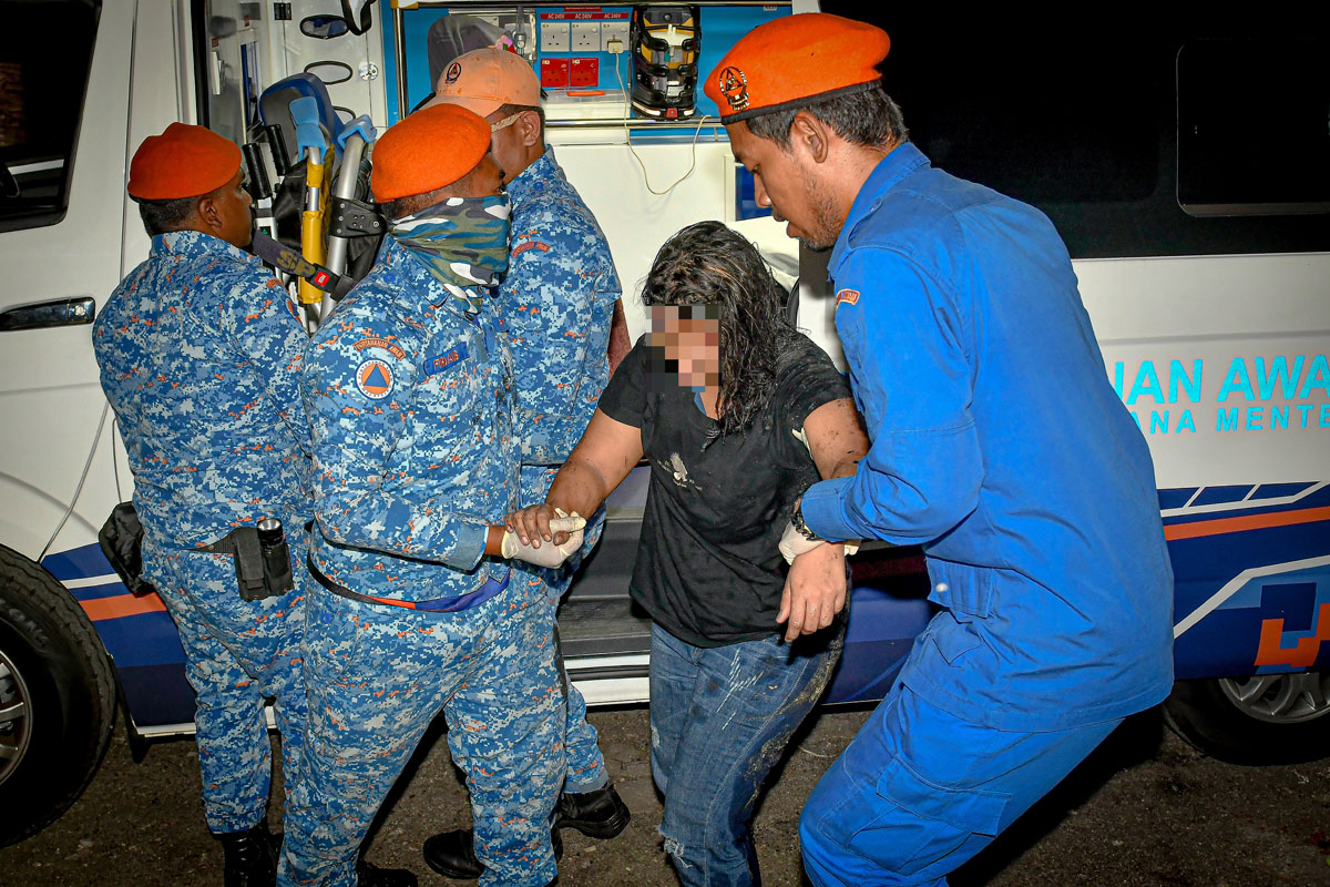 其中一名女子疑在逃跑时受伤而被带上救护车。